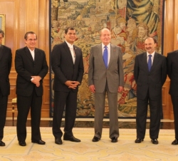 El Rey y el Presidente de Ecuador junto al secretario de Estado de Cooperación Internacional y para Iberoamérica, el embajador de España en Ecuador, e